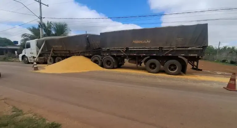  Bitrem carregada com milho se rompe e interdita Estrada da Penal 