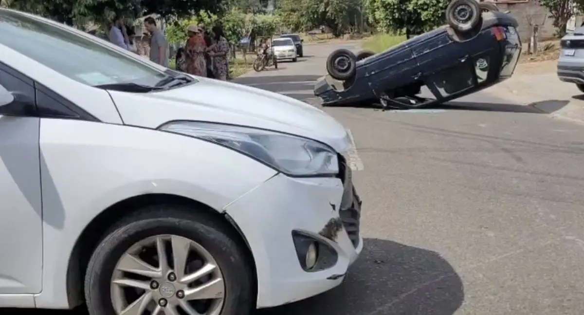 Carro capota após colisão em cruzamento de Ji-Paraná