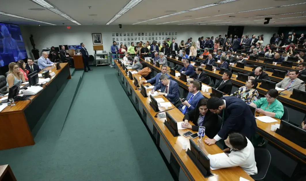 Comissão da Câmara aprova PEC que reduz maioridade penal de 18 para 16 anos