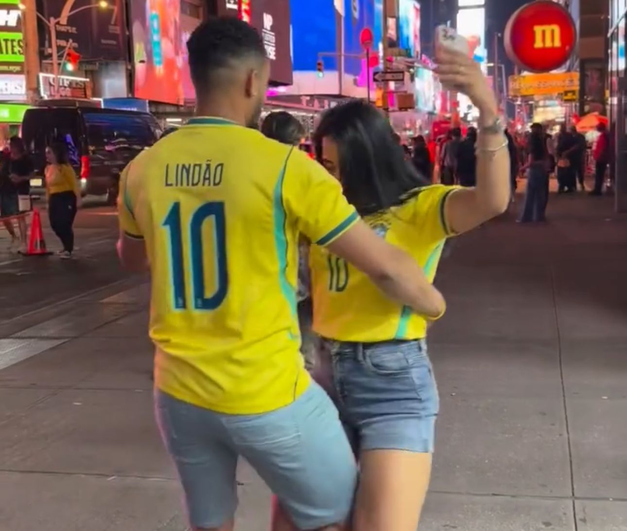 DE RONDÔNIA PARA O MUNDO – Viraliza vídeo de casal rondoniense dançando forró na Times Square, em Nova York