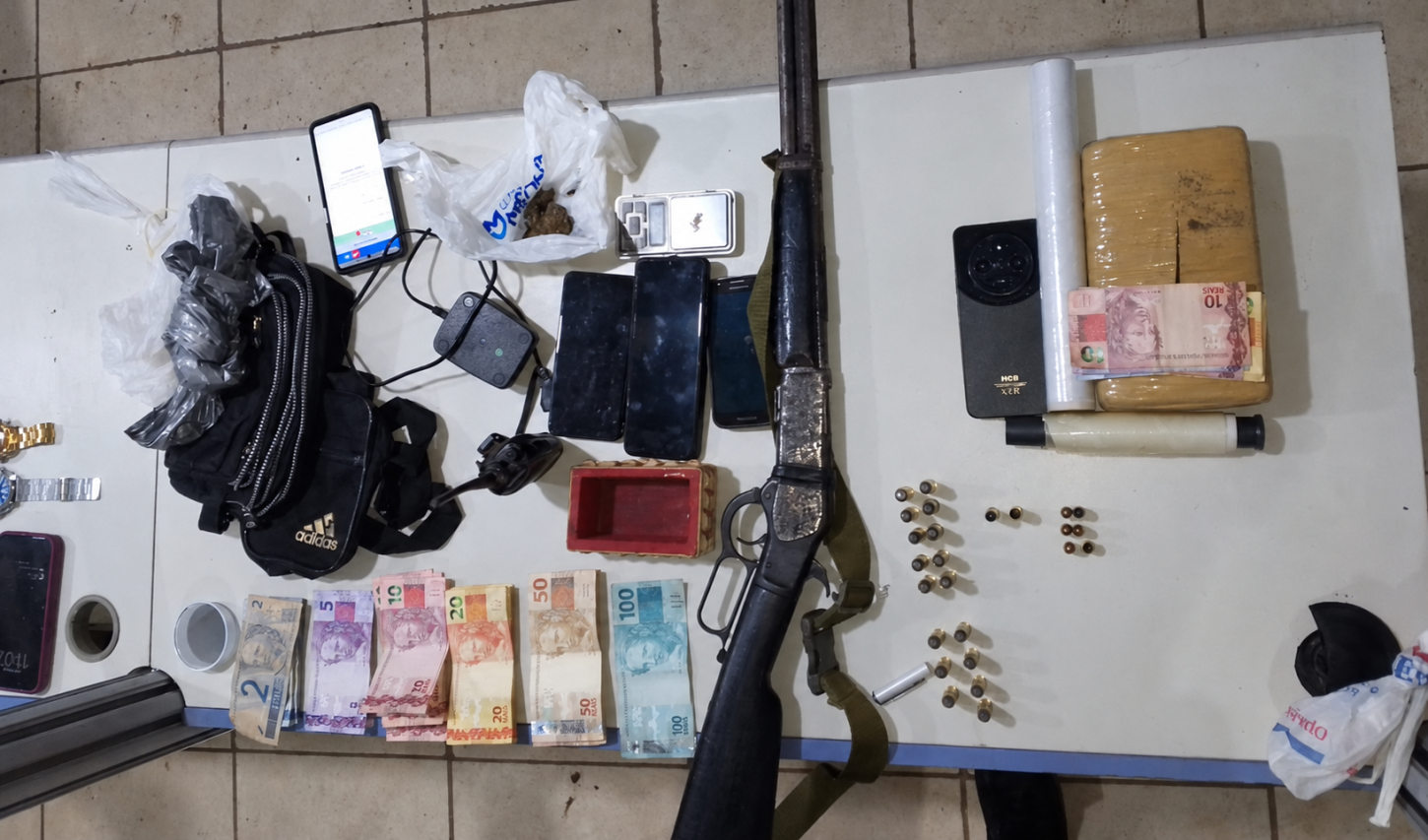 Força Tática prende suspeito e apreende arma, munições, drogas e rádios em área de invasão de Porto Velho