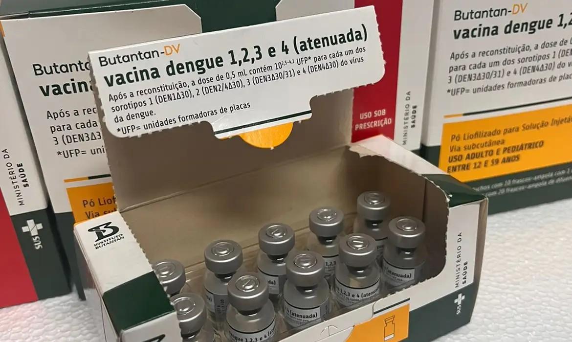Ministério da Saúde suspende vacina contra a dengue após 42 casos de sintomas severos e mortes