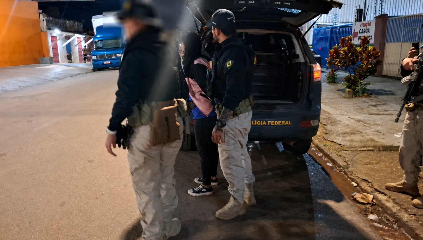 Mulher condenada por homicídio é presa pela PRF com droga e moto adulterada