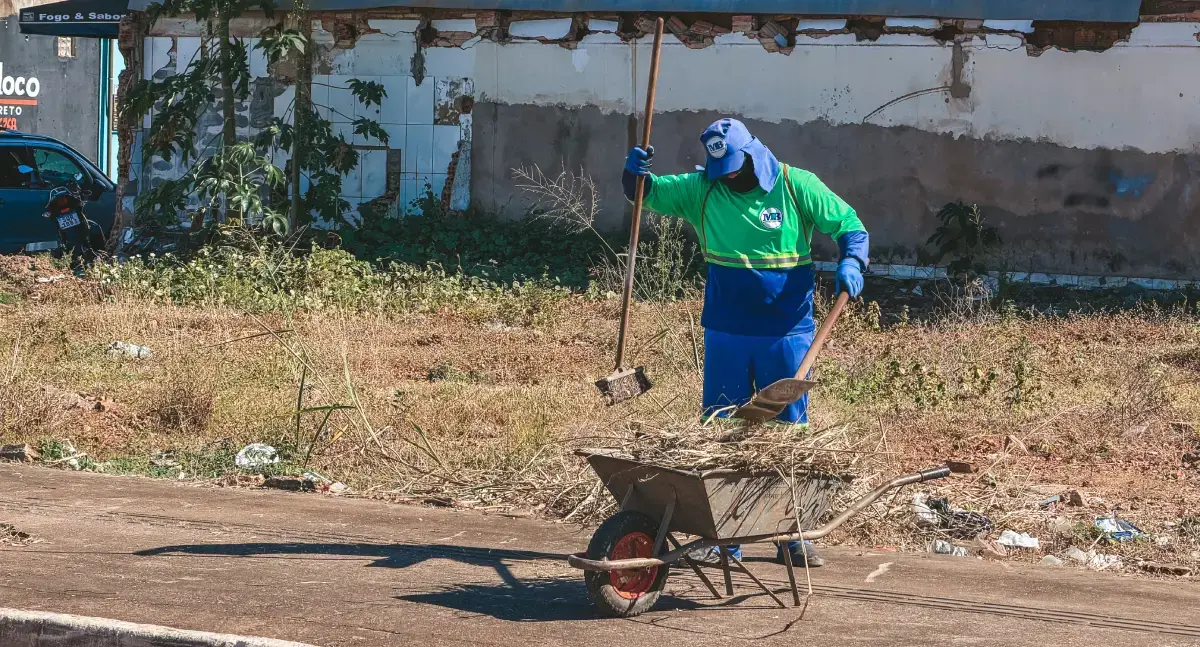Mutirão de limpeza urbana inicia a semana em diversas frentes em Porto Velho