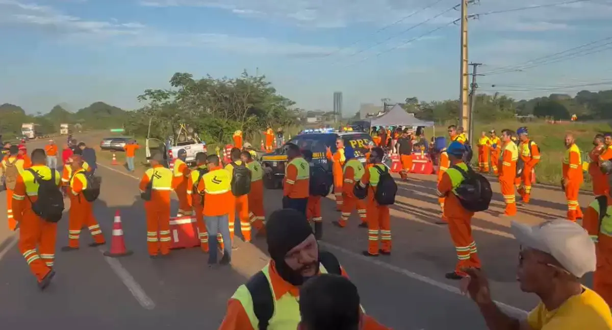 Rodoviários interditam BR-364 em manifestação por condições ruins de trabalho em Porto Velho