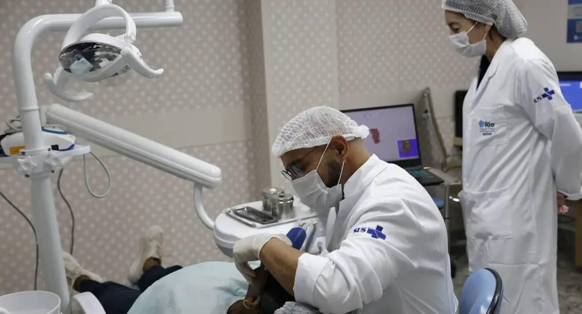 Senado aprova piso salarial de 13,6 mil reais para médicos