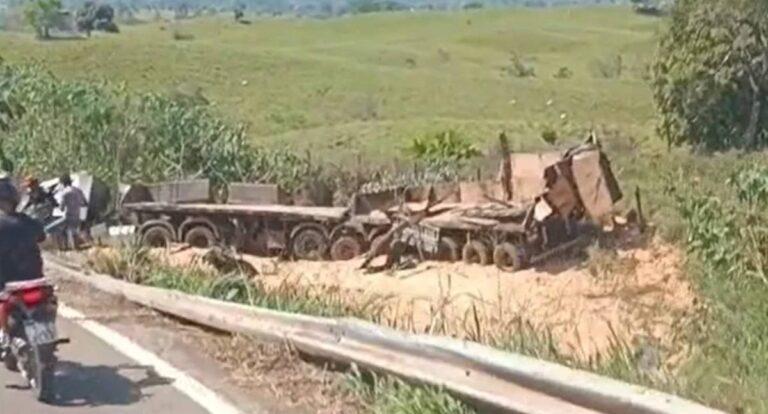  Carreta tomba na BR-435 em trecho conhecido como Curva da Banana 