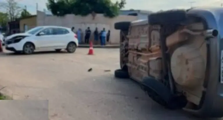  Carro capota após colisão em cruzamento na zona sul de Porto Velho 