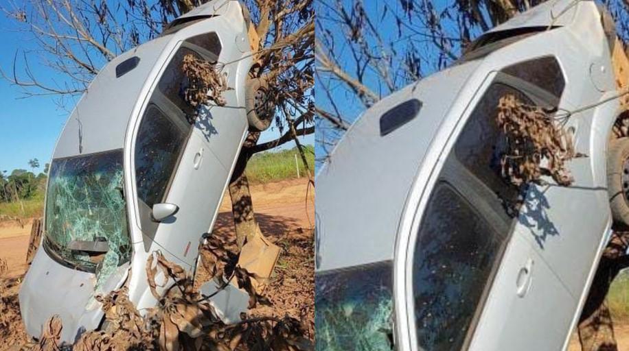 Carro fica preso em árvore após capotamento na zona rural de São Miguel do Guaporé