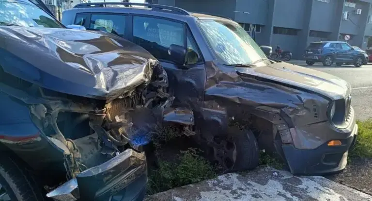  Colisão entre Jeep e Trailblazer marca manhã no centro 