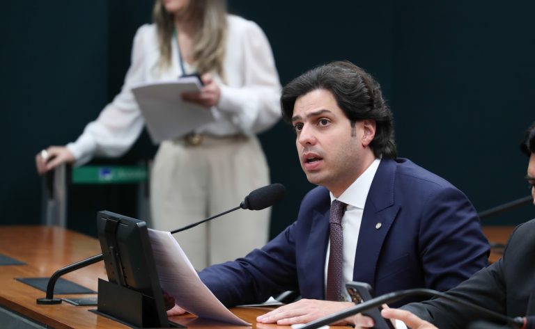 Comissão aprova inclusão de cadernos e lápis em programa de material didático