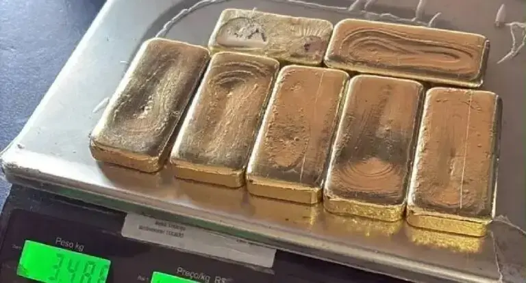  Passageiro é preso com quase 3,5 kg de ouro escondidos nos sapatos na BR-364 