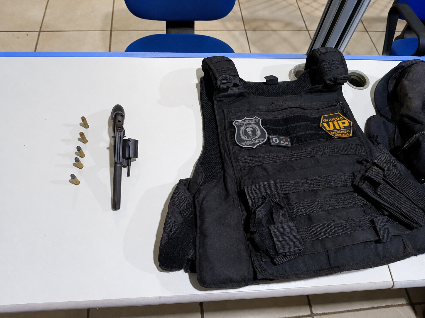 PM prende suspeito de roubo de arma e colete de vigilante da UNIR
