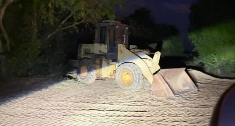  Polícia Civil recupera pá carregadeira prestes a ser levada à Bolívia 