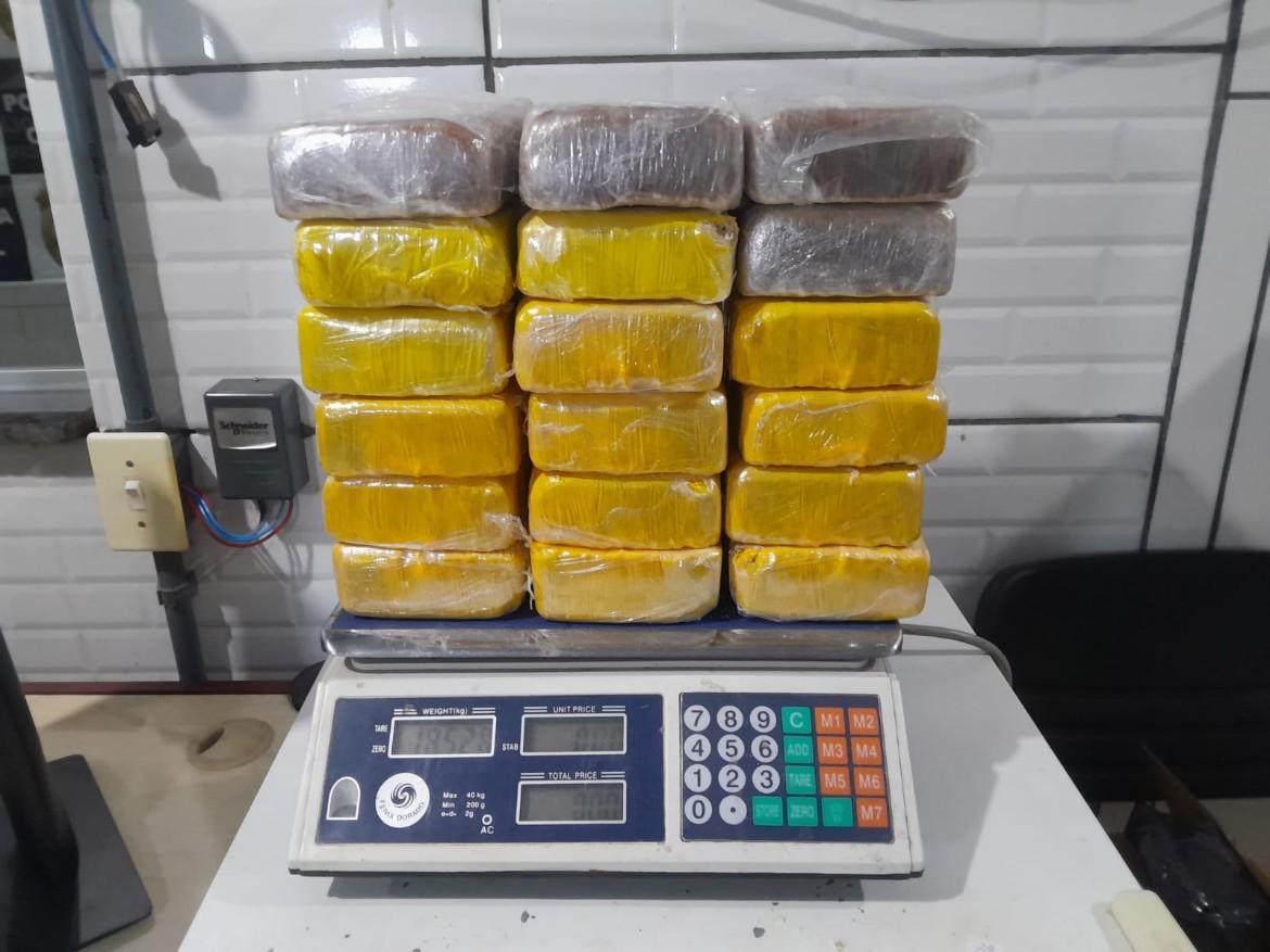 PRF intercepta dupla com 18,5 kg de cocaína; um é preso e outro foge