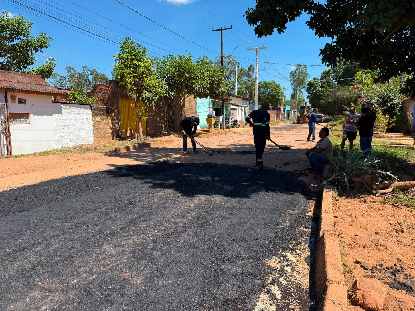 Solicitação de Márcio Pacele resulta em operação tapa-buracos no bairro Rosalina de Carvalho