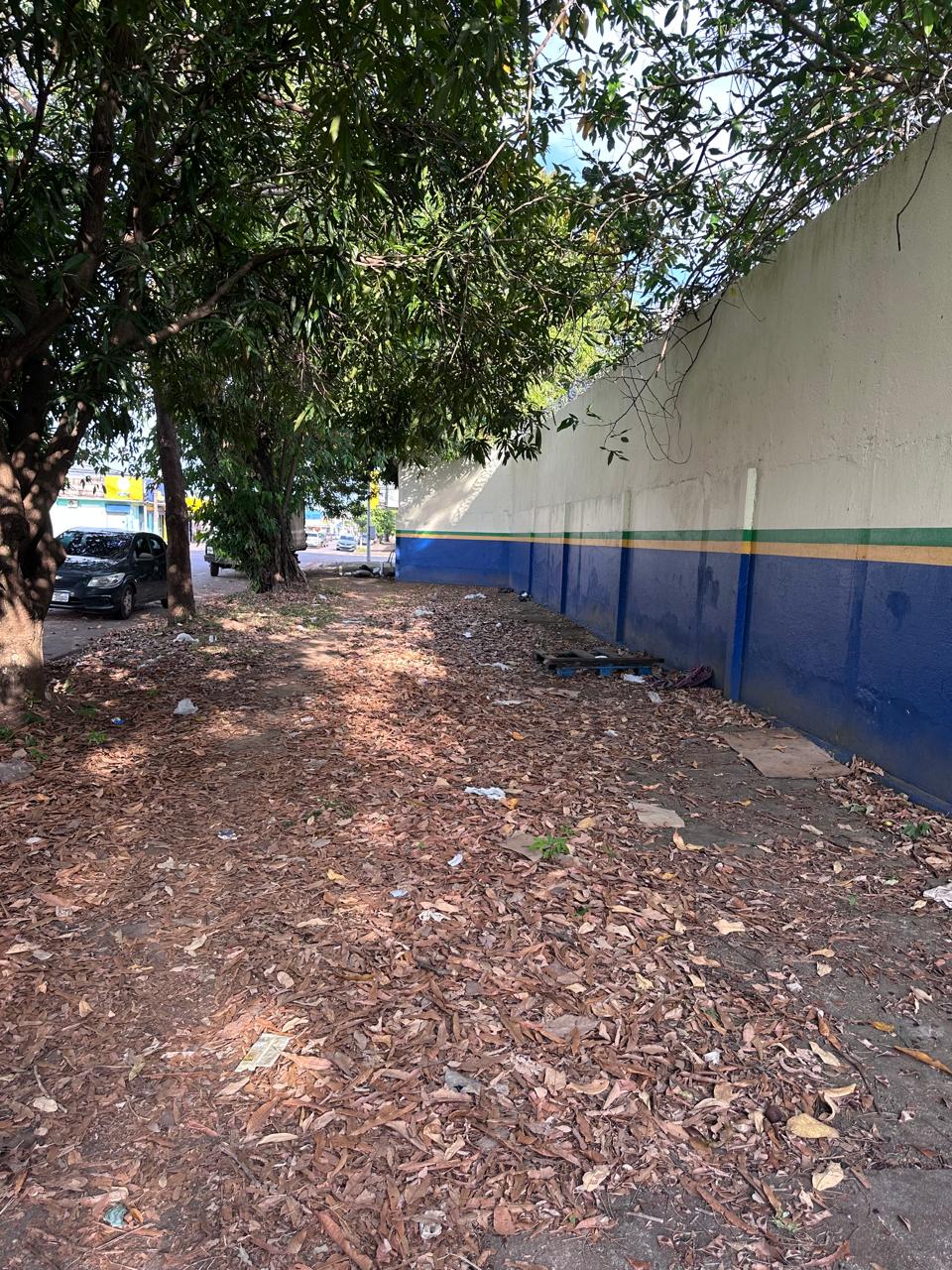 Vereador Dr. Gilber solicita limpeza urgente de calçada do colégio 21 de Abril