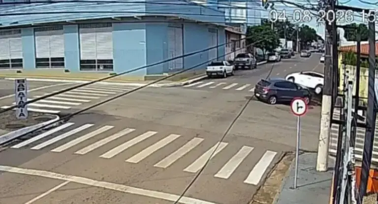  Câmeras flagram motorista avançando sinal vermelho em acidente no Centro de Porto Velho 
