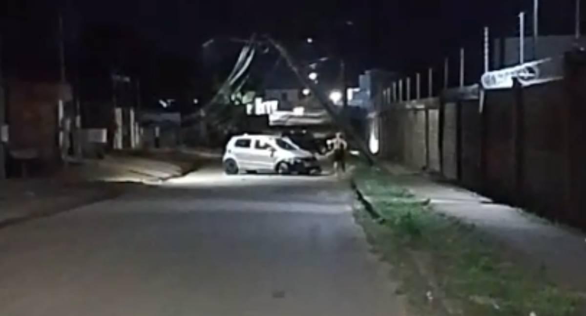 Carro colide contra poste de concreto depois de motorista perder o controle em Porto Velho