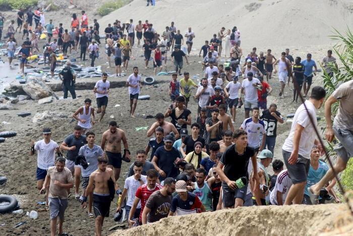 Crise imigratória- Governo espanhol mobiliza Exército em Ceuta depois de entrada de 60 mil imigrantes em 24h; Itália suspende livre circulação com Espanha
