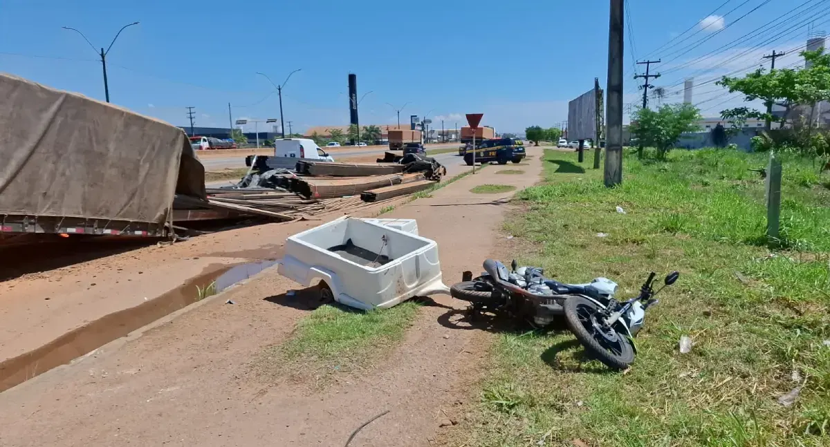 Entregador escapa ileso depois de ferros de carreta caírem na Rua da Beira
