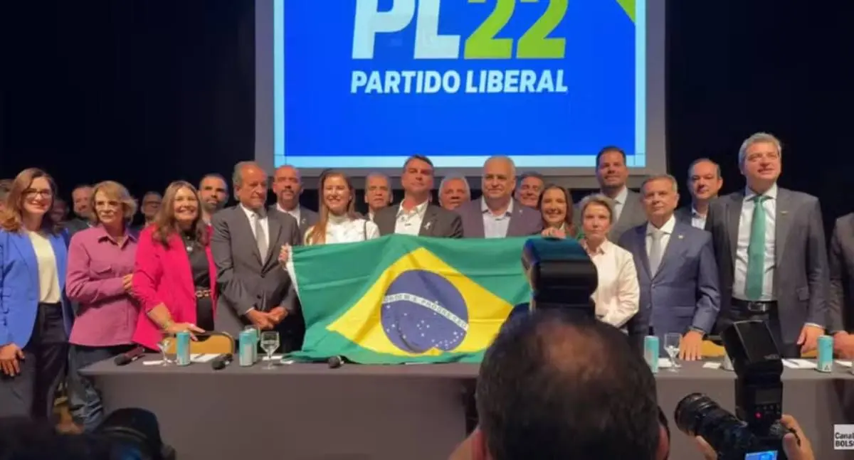Flávio Bolsonaro escolhe Alfredo Gaspar para vice em chapa pura do PL