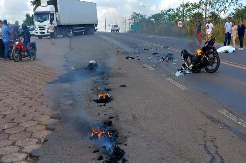 Homem morre depois de colisão entre moto e carreta na BR-364