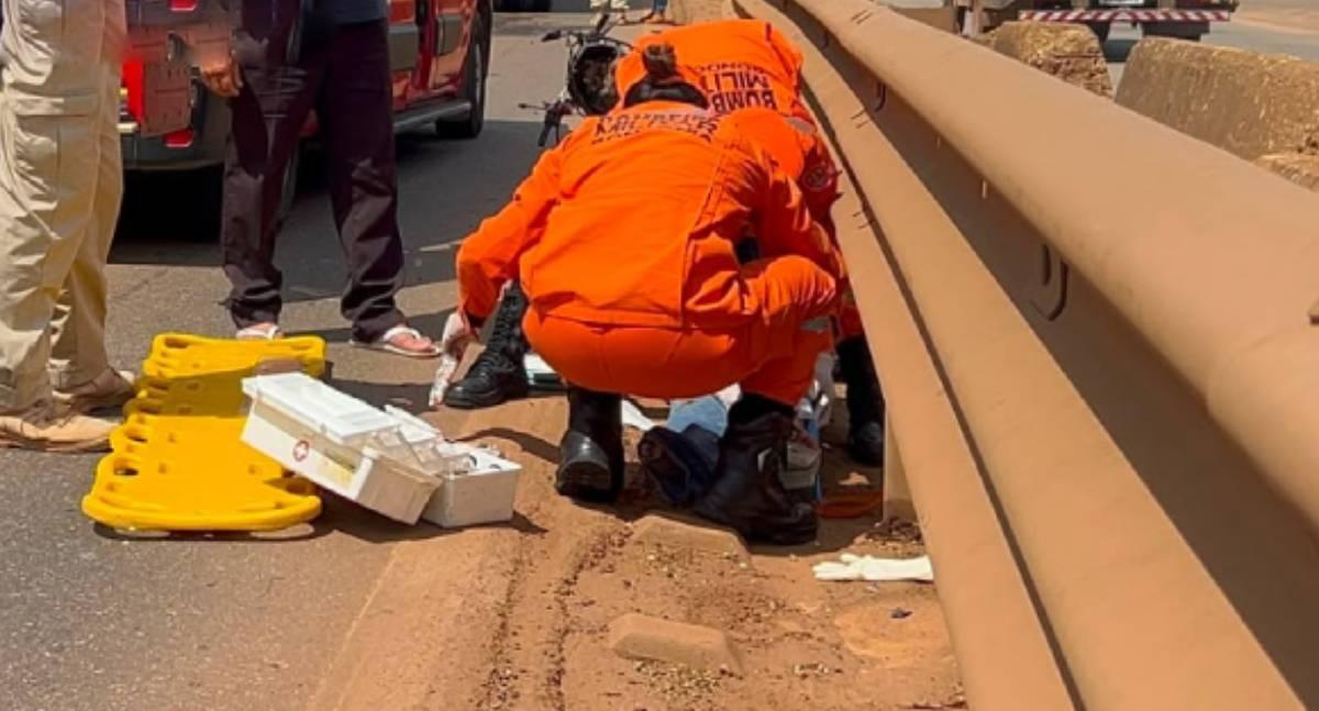 Idoso fica ferido depois de colisão entre moto e carreta no viaduto do Trevo do Roque