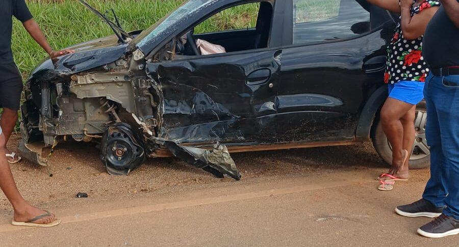 Kwid capota após colisão com carreta na Estrada da Penal