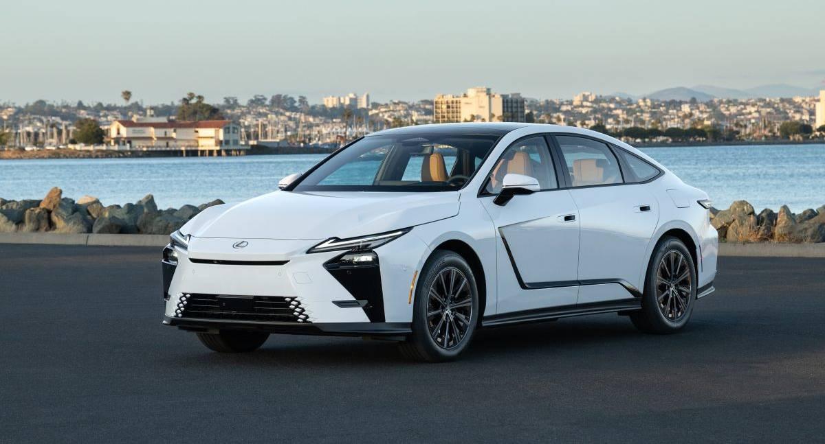 Lexus ES chega à oitava geração com sistema híbrido no Brasil