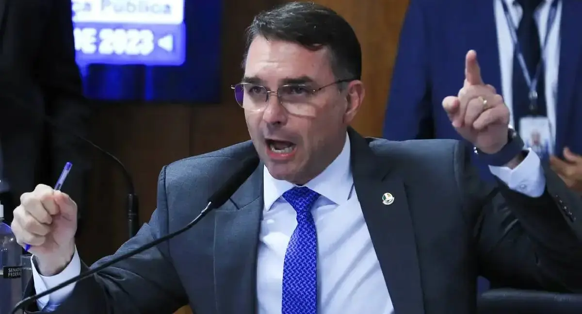 Missão solicita investigação sobre filiação falsa de Flávio Bolsonaro