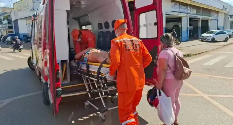  Motociclista fica ferida após colisão com carro em cruzamento na zona Sul de Porto Velho 