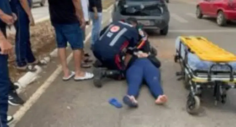  Motociclista fica ferida após colisão traseira em carro na Avenida Rio de Janeiro em Porto Velho 