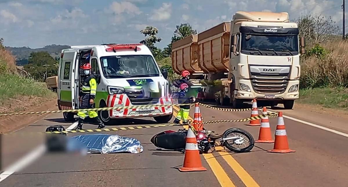 Motociclista morre em colisão frontal com caminhão depois de tentativa de ultrapassagem na BR-364
