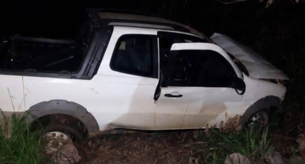 Motorista fica ferido após capotar veículo oficial da Prefeitura na BR-429