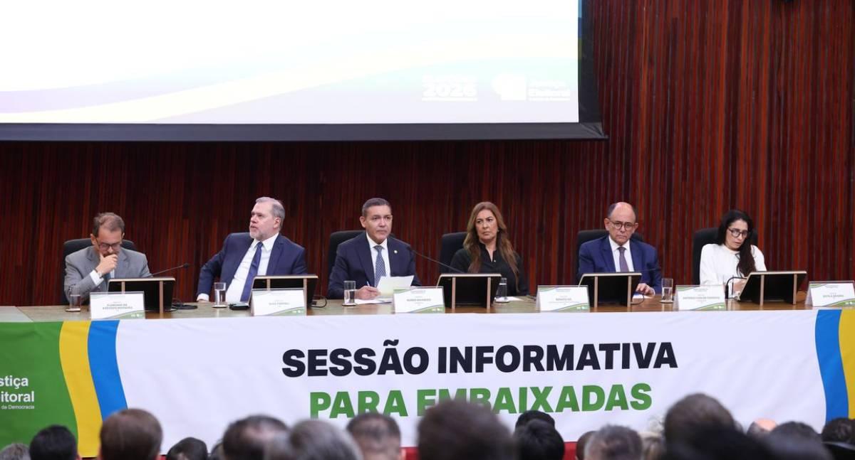 Presidente do TSE defende segurança da urna eletrônica e ressalta regras contra uso de IA nas eleições