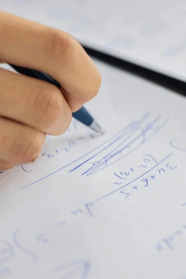 Seis em cada 10 alunos da rede pública concluem o ensino médio abaixo do básico em matemática