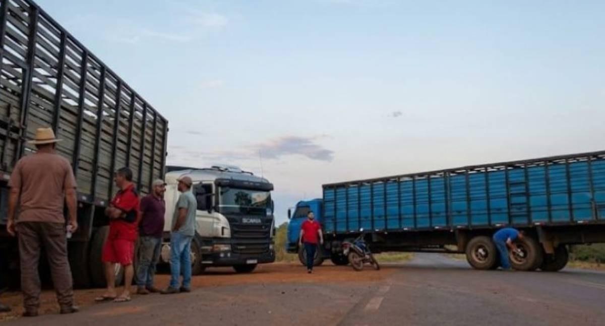 Acidente envolvendo caminhão e duas motocicletas deixa feridos na entrada de RO
