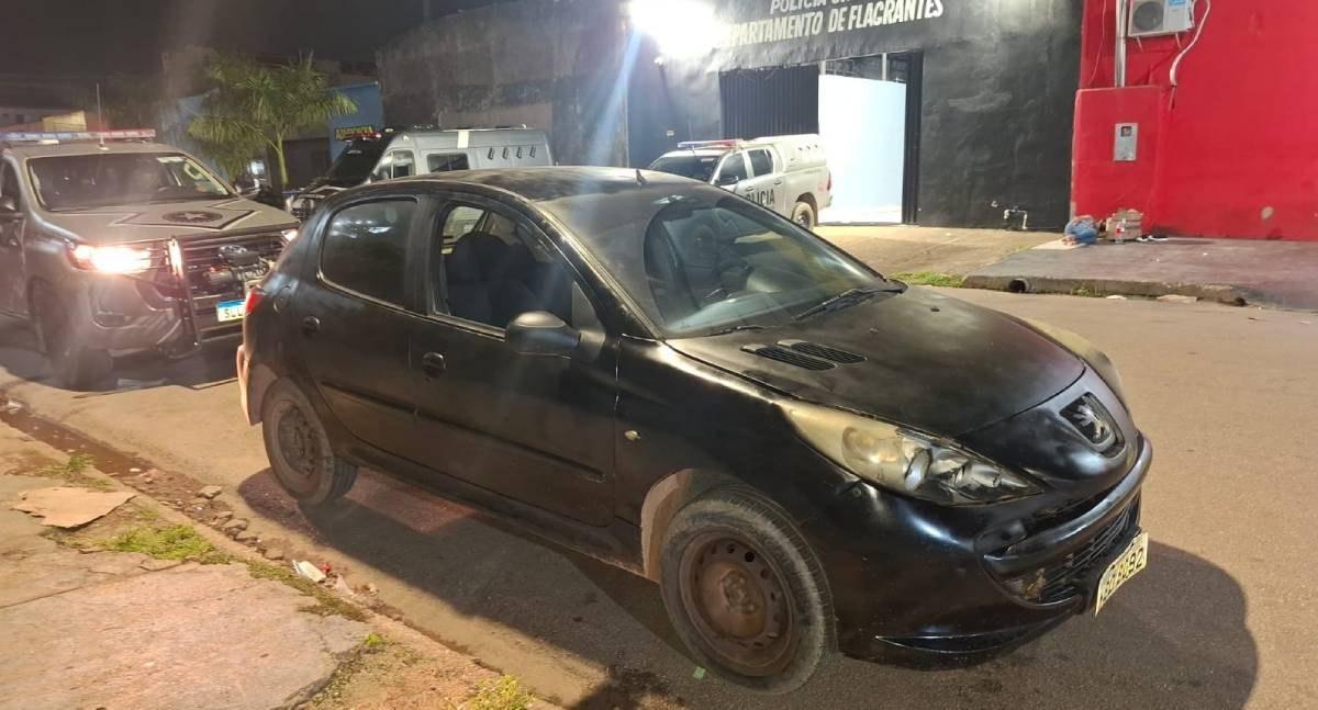 Adolescentes são detidos pela PM com carro furtado e pintado com spray em Porto Velho