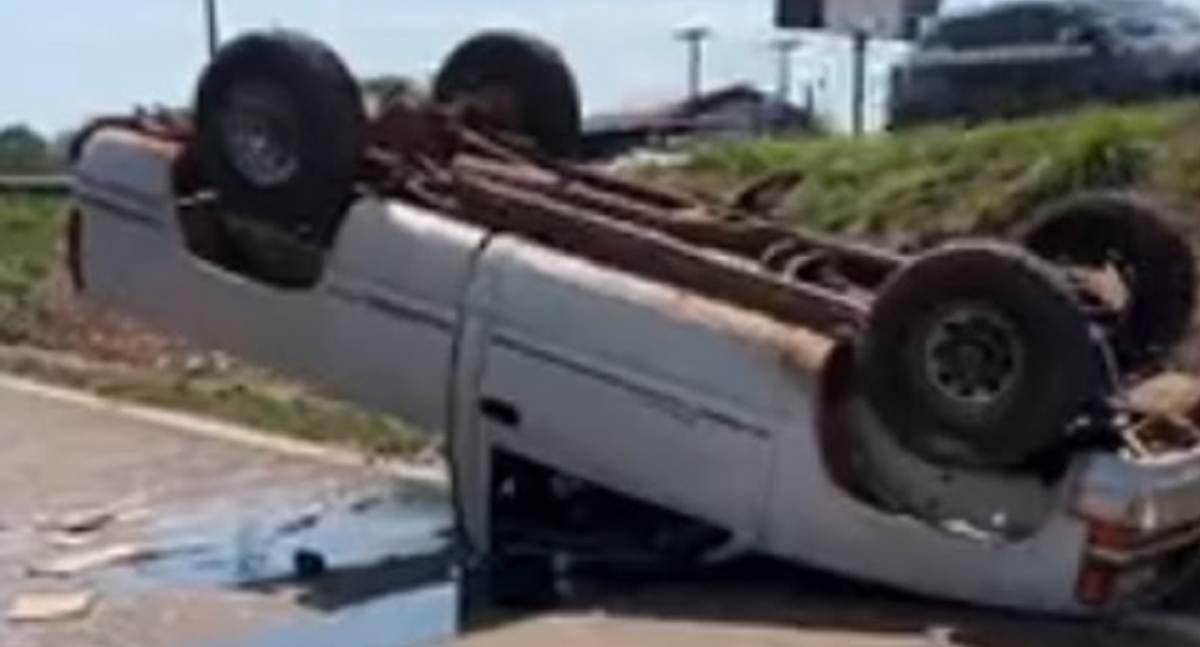 Caminhonete capota na rodovia BR-435 depois de colisão com caminhão em RO