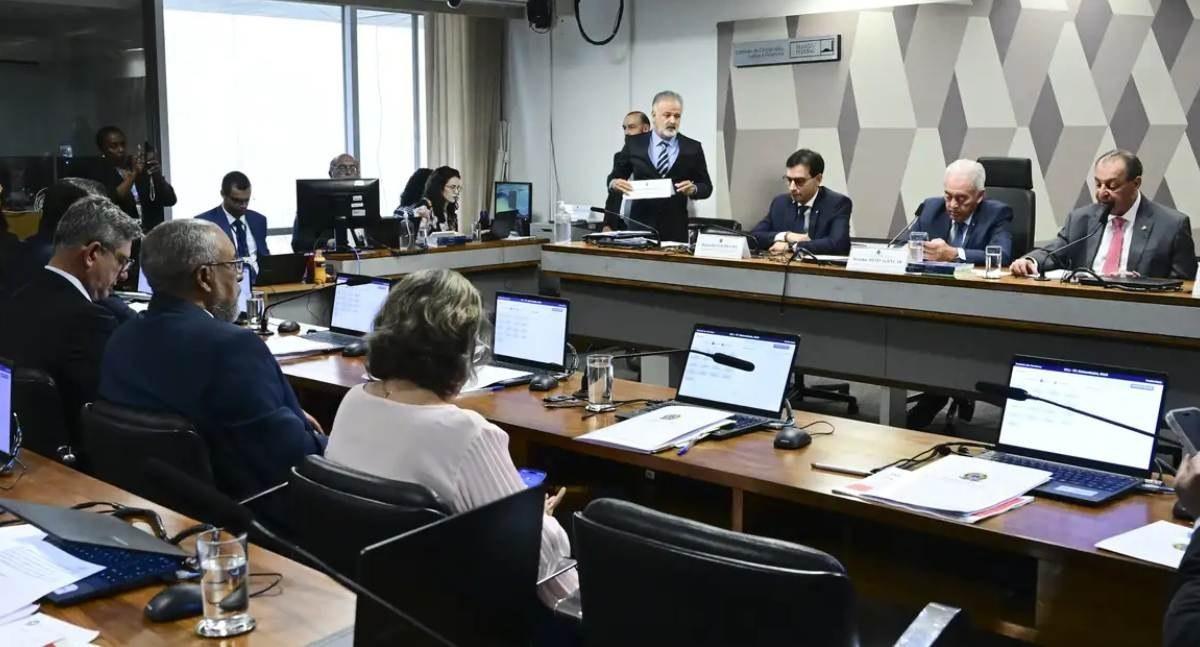 CCJ do Senado aprova proposta que acaba com a jornada 6x1