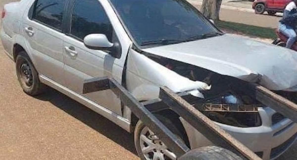 Colisão entre automóveis em cruzamento resulta em danos materiais no interior de Rondônia