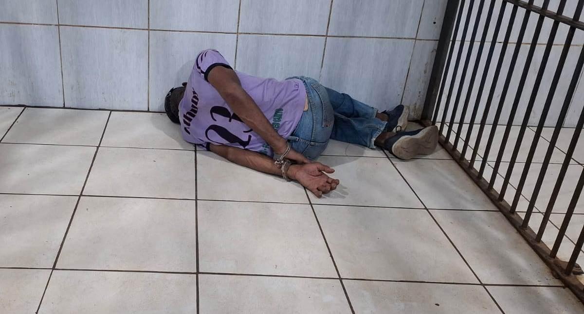 Homem com histórico criminal é contido por moradores depois de invadir residências, furtar objetos e agredir idosa em RO