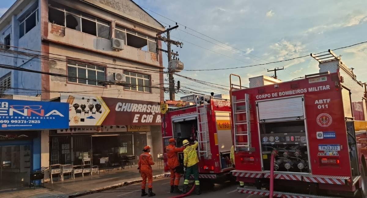 Incêndio atinge segundo andar de edifício comercial na Avenida 7 de Setembro em Porto Velho