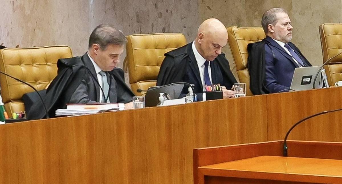 Ministros Alexandre de Moraes e André Mendonça protagonizam discussão tensa no decorrer de julgamento histórico no STF