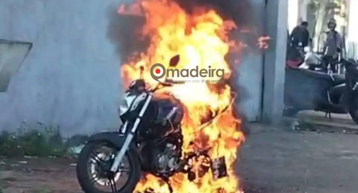 Motocicleta é totalmente destruída por incêndio depois de curto-circuito na Avenida Guaporé em Porto Velho
