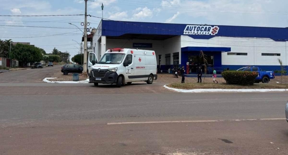 Motociclista colide na traseira de ambulância municipal em trecho urbano de Alvorada d'Oeste