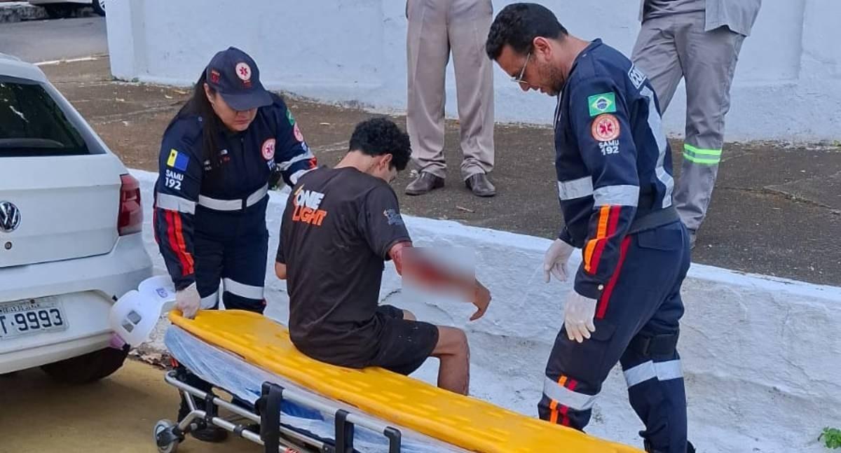 Motociclista fica ferido em acidente envolvendo três veículos no centro de Porto Velho