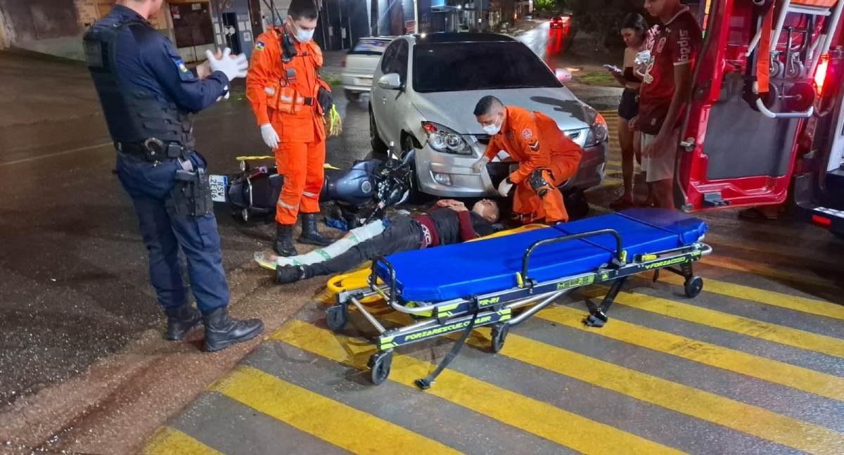 Motociclista sofre fratura e múltiplos ferimentos depois de derrapar na pista molhada e colidir com carro em Porto Velho