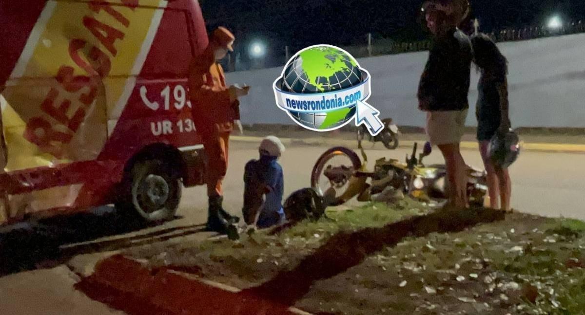 Motociclista sofre fratura na perna depois de derrapar na pista molhada e colidir com carro na Zona Sul de Porto Velho